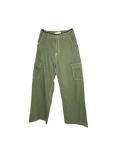 Cargar imagen en el visor de la galería, Pantalón Casual marca Bershka en Mezclilla, color Verde, talla 26. Con bolsas delanteras y traseras. Artículo de doble uso.