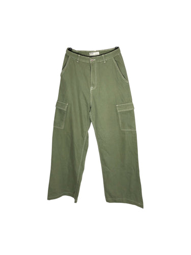 Pantalón Casual marca Bershka en Mezclilla, color Verde, talla 26. Con bolsas delanteras y traseras. Artículo de doble uso.