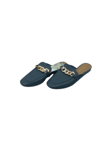 Mules Casuales marca Contempo en Vinipiel, color Azul marino, talla 26. Con diseño de cadena. Artículo de doble uso.