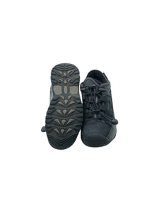 Tenis Deportivos marca KEEN en Vinipiel, color Negro con gris, talla 20. De cordones ajustables. Artículo de doble uso.
