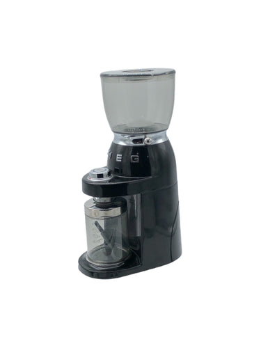 Molinillo De café marca SMEG en color Negro. Artículo de doble uso.