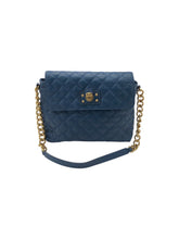 Cargar imagen en el visor de la galería, Bolso estilo Satchel marca Marc Jacobs en Vinipiel color Azul marino. De asa metálica. Artículo de doble uso.