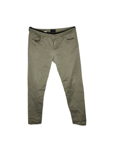 Pantalón Casual marca Celebrity en Mezclilla, color Verde, talla 11-30. De bolsas delanteras y traseras. Artículo de doble uso.
