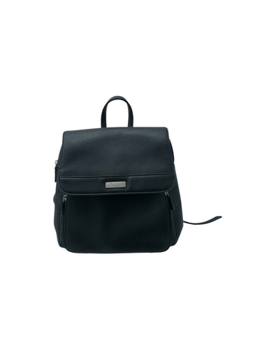 Mochila Casual   marca liz claiborne en Vinipiel, color Negro. De correas ajustables. Artículo de doble uso.