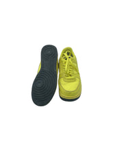 Cargar imagen en el visor de la galería, Tenis Casuales marca Nike en Vinipiel, color Amarillo, talla 26.5. De cordones ajustables. Artículo de doble uso.