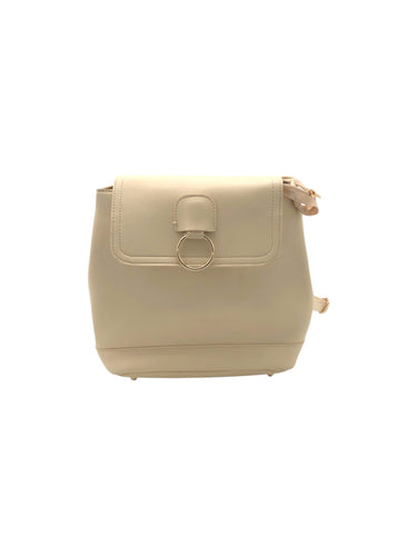 Mochila Casual en Vinipiel, color Beige. De correas ajustables. Artículo de doble uso.