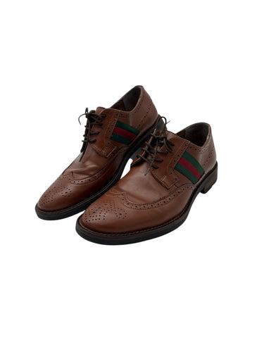 Zapato de vestir color cafe con franjas verdes y rojas estilo mocasín con agujeta / suela de goma dura Talla 26.5 artículo de doble uso en buen estado