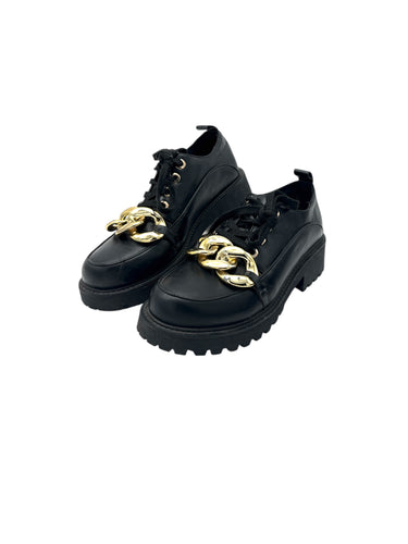Zapato de vestir textura vinipiel en color negro de agujeta con hebilla decorativa Talla 26 artículo de doble uso