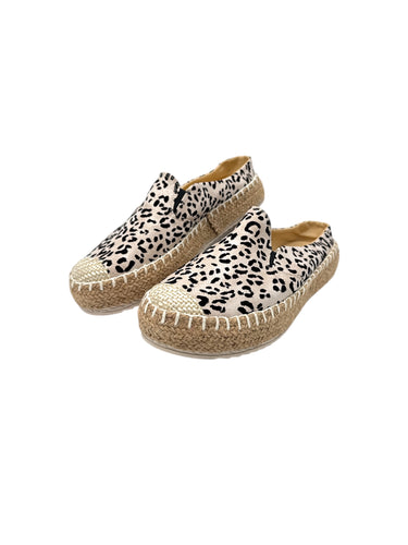 Mules diseño en animal print, de talón descubierto decorado con  yute en la suela. Talla 25. Artículo de doble uso.
