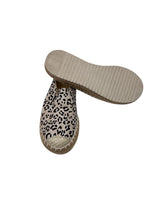 Cargar imagen en el visor de la galería, Mules diseño en animal print, de talón descubierto decorado con  yute en la suela. Talla 25. Artículo de doble uso.