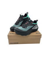 Load image into Gallery viewer, Tenis deportivos marca Salomón, modelo color negro con azul, suela resistente. Talla 26 Artículo nuevo en caja