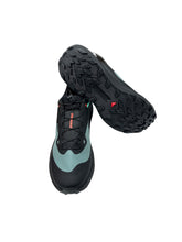 Load image into Gallery viewer, Tenis deportivos marca Salomón, modelo color negro con azul, suela resistente. Talla 26 Artículo nuevo en caja