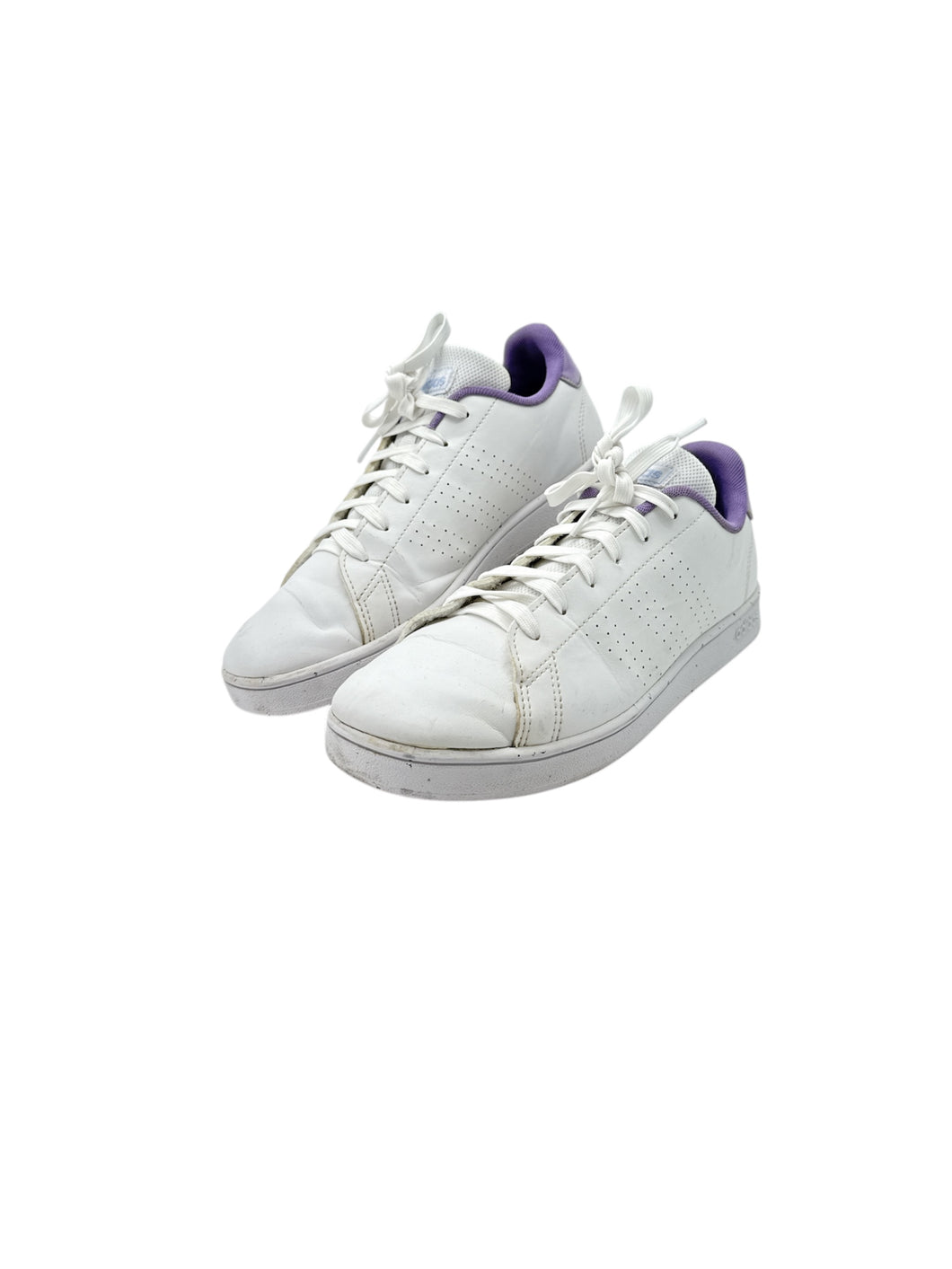 Tenis marca ADIDAS, diseño en color blanco con lila de agujeta. Talla 24, artículo de doble uso.