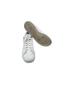 Tenis marca ADIDAS, diseño en color blanco con lila de agujeta. Talla 24, artículo de doble uso.