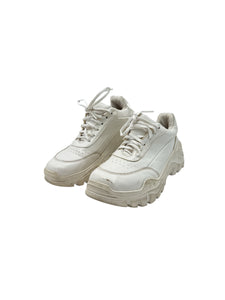 Tenis infantiles de piel sintética color blanco, con suela de poliuretano y cierre de cordones. Talla 23. Artículo de doble uso