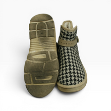 Load image into Gallery viewer, Botas SYXLL Casuales, Tela, color Beige con negro, talla 25, De diseño afelpado, Buen estado | Segunda mano