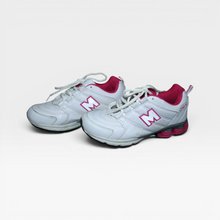 Cargar imagen en el visor de la galería, Tenis casuales con cordones, blanco y rosa fucsia, talla 25, buen estado | Segunda mano