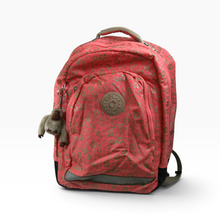 Cargar imagen en el visor de la galería, Mochila Kipling para escuela y viaje, nylon estampado, color rosa con gris, con compartimentos y llavero de mono, Con detalles visibles | Segunda mano
