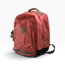 Cargar imagen en el visor de la galería, Mochila Kipling para escuela y viaje, nylon estampado, color rosa con gris, con compartimentos y llavero de mono, Con detalles visibles | Segunda mano