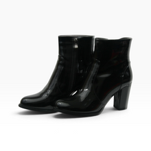 Load image into Gallery viewer, Botines para mujer de estilo urbano, material sintético acabado charol, color negro, talla 23, con cierre lateral y tacón ancho, Excelente estado | Segunda mano