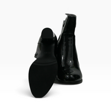 Load image into Gallery viewer, Botines para mujer de estilo urbano, material sintético acabado charol, color negro, talla 23, con cierre lateral y tacón ancho, Excelente estado | Segunda mano