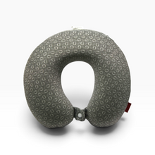 Cargar imagen en el visor de la galería, Almohada de viaje GUESS para cuello, funda textil, color gris con monograma, unitalla, con broche frontal, Buen estado | Segunda mano