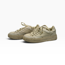 Cargar imagen en el visor de la galería, Tenis Guess para uso casual, material sintético con monograma, color beige, talla 23, con herrajes dorados y agujetas, Buen estado | Segunda mano
