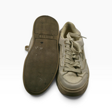 Cargar imagen en el visor de la galería, Tenis Guess para uso casual, material sintético con monograma, color beige, talla 23, con herrajes dorados y agujetas, Buen estado | Segunda mano