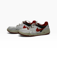Cargar imagen en el visor de la galería, Tenis casuales para uso diario, material sintético, color blanco con rojo y negro, talla 28, con agujetas y suela de goma, Con detalles visibles | Segunda mano