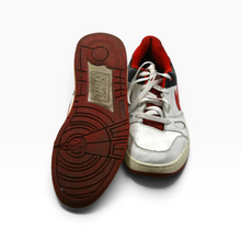 Cargar imagen en el visor de la galería, Tenis casuales para uso diario, material sintético, color blanco con rojo y negro, talla 28, con agujetas y suela de goma, Con detalles visibles | Segunda mano