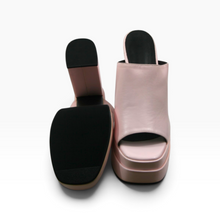 Cargar imagen en el visor de la galería, Mules de tacón para fiesta y noche, material sintético, color rosa palo, talla 23, con plataforma y tacón ancho, Excelente estado | Segunda mano