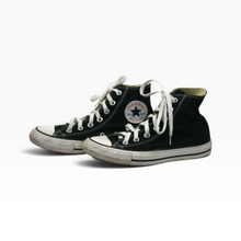 Cargar imagen en el visor de la galería, Tenis Converse Chuck Taylor All Star para uso casual, lona, color negro, talla 23.5, de caña alta con agujetas blancas, Con detalles visibles | Segunda mano