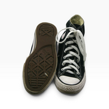 Cargar imagen en el visor de la galería, Tenis Converse Chuck Taylor All Star para uso casual, lona, color negro, talla 23.5, de caña alta con agujetas blancas, Con detalles visibles | Segunda mano