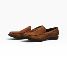 Load image into Gallery viewer, Zapatos casuales Van Heusen para caballero, color café, talla 29, estilo slip-on con suela negra, Buen estado | Segunda mano