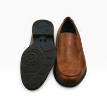 Load image into Gallery viewer, Zapatos casuales Van Heusen para caballero, color café, talla 29, estilo slip-on con suela negra, Buen estado | Segunda mano
