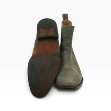 Cargar imagen en el visor de la galería, Botas Chelsea Jácome para caballero, gamuza gris, talla 28, con elásticos laterales y tiradores, Buen estado | Segunda mano