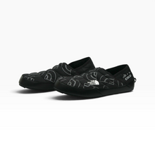 Load image into Gallery viewer, Pantuflas acolchadas Cisco para uso casual, textil color negro, talla 27, estilo mule sin agujetas, Buen estado | Segunda mano