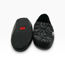 Load image into Gallery viewer, Pantuflas acolchadas Cisco para uso casual, textil color negro, talla 27, estilo mule sin agujetas, Buen estado | Segunda mano