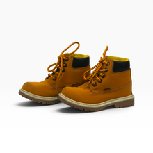 Load image into Gallery viewer, Botas infantiles Kroogen para uso casual, color miel y negro, talla 17, con agujetas y suela dentada, Buen estado | Segunda mano