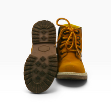 Load image into Gallery viewer, Botas infantiles Kroogen para uso casual, color miel y negro, talla 17, con agujetas y suela dentada, Buen estado | Segunda mano