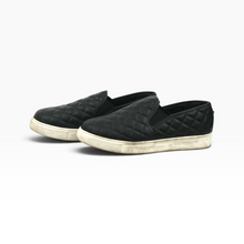 Load image into Gallery viewer, Tenis slip-on Steve Madden para uso casual, acabado acolchado color negro, talla 23.5, con suela blanca, Buen estado | Segunda mano