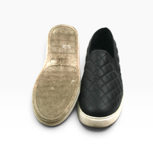 Load image into Gallery viewer, Tenis slip-on Steve Madden para uso casual, acabado acolchado color negro, talla 23.5, con suela blanca, Buen estado | Segunda mano