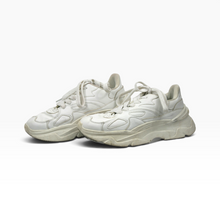 Load image into Gallery viewer, Tenis Bershka para uso casual, material sintético, color blanco hueso, talla 24, con agujetas y suela chunky, Con detalles visibles | Segunda mano