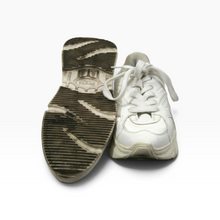 Load image into Gallery viewer, Tenis Bershka para uso casual, material sintético, color blanco hueso, talla 24, con agujetas y suela chunky, Con detalles visibles | Segunda mano