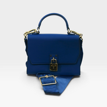 Cargar imagen en el visor de la galería, Bolsa satchel Steve Madden para uso casual y urbano, Poliuretano texturizado, color Azul cobalto, tamaño compacto, Con asa superior y correa desmontable, Buen estado | Segunda mano