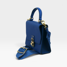 Cargar imagen en el visor de la galería, Bolsa satchel Steve Madden para uso casual y urbano, Poliuretano texturizado, color Azul cobalto, tamaño compacto, Con asa superior y correa desmontable, Buen estado | Segunda mano