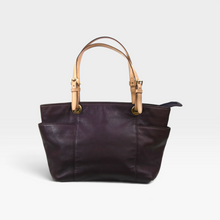 Load image into Gallery viewer, Bolsa tote Michael Kors para oficina y uso diario, Piel granulada, color Berenjena con beige, tamaño mediano a grande, Con asas ajustables y cierre superior, Con detalles visibles | Segunda mano