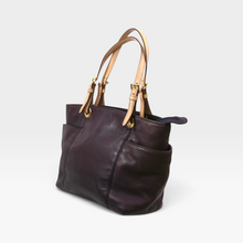 Load image into Gallery viewer, Bolsa tote Michael Kors para oficina y uso diario, Piel granulada, color Berenjena con beige, tamaño mediano a grande, Con asas ajustables y cierre superior, Con detalles visibles | Segunda mano