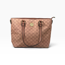 Load image into Gallery viewer, Bolsa tote NK para uso diario, Material sintético con monograma, color Rosa con café, Formato amplio, Con asas largas y cierre superior, Con detalles visibles | Segunda mano