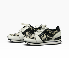 Cargar imagen en el visor de la galería, Tenis Michael Kors para uso casual, Materiales mixtos con estampado animal, color Blanco y negro, talla 23 MX, Con estampados de cebra y leopardo, Con detalles visibles | Segunda mano